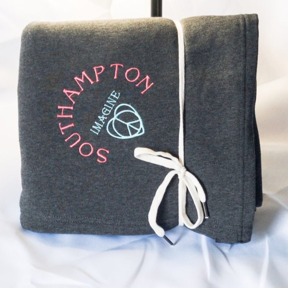 SOUTHAMPTON EMBROIDERED BLANKET PEACE & LOVE